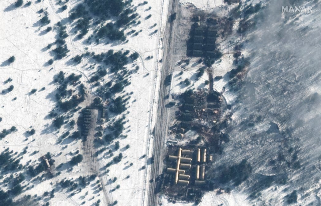 En Zapad-2025, Septiembre, Rusia desplegó 8.000 soldados en Bielorrusia. Los vimos. Para invadir Ucrania en 2022 desplegaron 30-35.000. Los vimos, por ejemplo, imagenes Maxar.

Ahora dicen que hay 360.000 rusos en Bielorrusia que nadie ha visto. Tenemos que creerlo a ciegas?