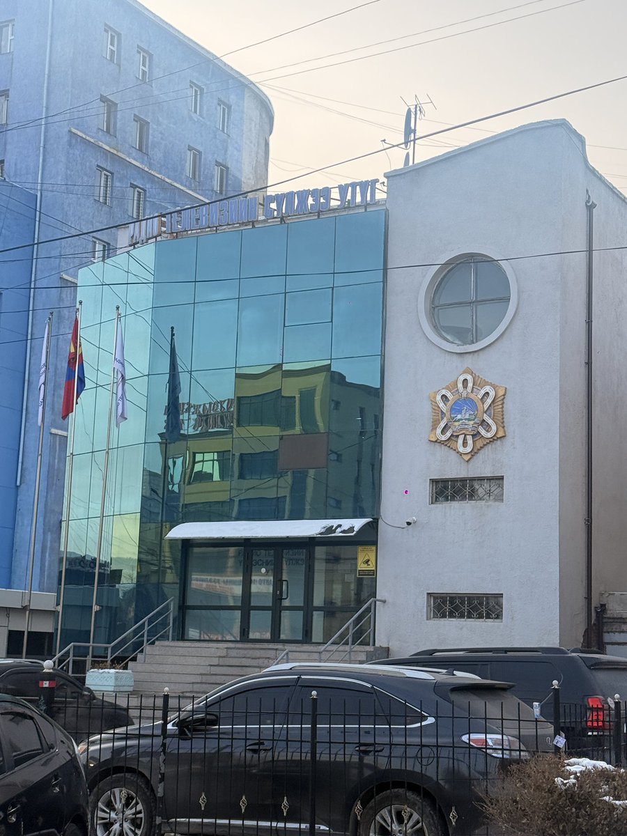 Байшин хүртэл шагнадаг
гэдэг нь яав ч эрүүл тогтолцоо биш.