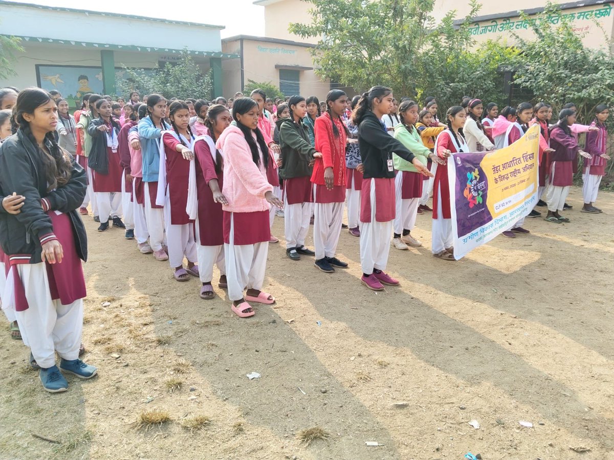 onlineJSLPS's tweet photo. #नई_चेतना4.0
पलामू जिला के सतबरवा प्रखंड स्थित कस्तूरबा गांधी आवासीय बालिका विद्यालय एवं बालिका उच्च विद्यालय में नई चेतना 4.0 – 'पहल बदलाव की' के अंतर्गत जेंडर समानता को बढ़ावा देने हेतु जागरूकता अभियान का आयोजन किया गया। 
अभियान का मुख्य उद्देश्य महिलाओं के साथ होने वाली घरेलू हिंसा, डायन कुप्रथा, लैंगिक उत्पीड़न एवं बाल विवाह जैसी सामाजिक कुरीतियों को समाप्त करना है। इसके लिए विभिन्न विभागों के सहयोग से सभी प्रकार की हिंसा को जड़ से खत्म करने की दिशा में जागरूकता फैलाई जा रही है।
इस अवसर पर जेंडर सीआरपी द्वारा नई चेतना 4.0 पहल बदलाव की विस्तृत जानकारी साझा की गई तथा सभी उपस्थित लोगों को जेंडर शपथ दिलाई गई। 
कार्यक्रम में कस्तूरबा गांधी विद्यालय एवं बालिका उच्च विद्यालय के शिक्षक-शिक्षिकाओं के साथ जेंडर सीआरपी उर्मिला देवी, प्रियंका देवी, सोनी कुमारी, किरण वर्मा एवं गुड्डी कुमारी उपस्थित रहीं।

#पत्रकार_दीदी - प्रीति कुमारी, पलामू

@MoRD_GoI @DAY_NRLM 
@HemantSorenJMM @DipikaPS 
@dc_palamu