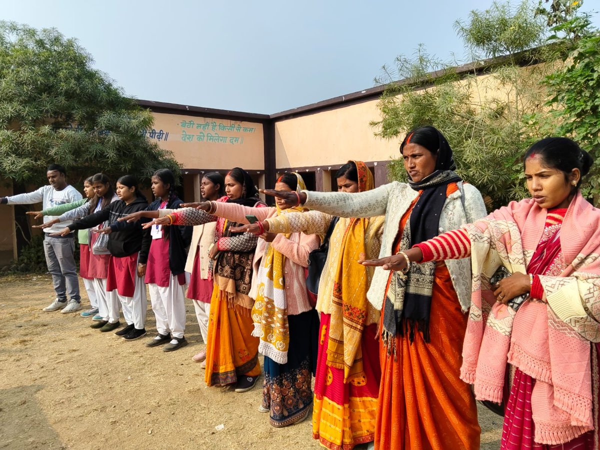 onlineJSLPS's tweet photo. #नई_चेतना4.0
पलामू जिला के सतबरवा प्रखंड स्थित कस्तूरबा गांधी आवासीय बालिका विद्यालय एवं बालिका उच्च विद्यालय में नई चेतना 4.0 – 'पहल बदलाव की' के अंतर्गत जेंडर समानता को बढ़ावा देने हेतु जागरूकता अभियान का आयोजन किया गया। 
अभियान का मुख्य उद्देश्य महिलाओं के साथ होने वाली घरेलू हिंसा, डायन कुप्रथा, लैंगिक उत्पीड़न एवं बाल विवाह जैसी सामाजिक कुरीतियों को समाप्त करना है। इसके लिए विभिन्न विभागों के सहयोग से सभी प्रकार की हिंसा को जड़ से खत्म करने की दिशा में जागरूकता फैलाई जा रही है।
इस अवसर पर जेंडर सीआरपी द्वारा नई चेतना 4.0 पहल बदलाव की विस्तृत जानकारी साझा की गई तथा सभी उपस्थित लोगों को जेंडर शपथ दिलाई गई। 
कार्यक्रम में कस्तूरबा गांधी विद्यालय एवं बालिका उच्च विद्यालय के शिक्षक-शिक्षिकाओं के साथ जेंडर सीआरपी उर्मिला देवी, प्रियंका देवी, सोनी कुमारी, किरण वर्मा एवं गुड्डी कुमारी उपस्थित रहीं।

#पत्रकार_दीदी - प्रीति कुमारी, पलामू

@MoRD_GoI @DAY_NRLM 
@HemantSorenJMM @DipikaPS 
@dc_palamu
