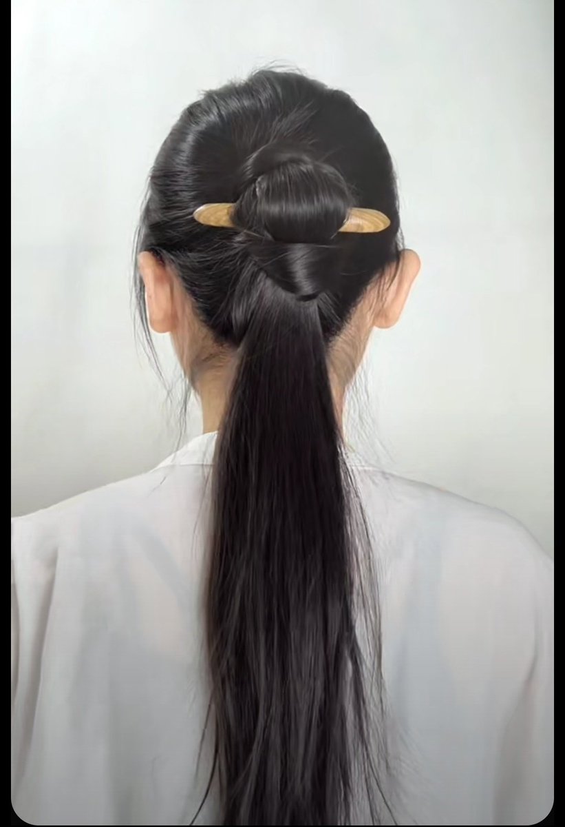 Luhei3's tweet image. I WAS RIGHT so i think its a side braid where its clipped to a bun behind, and the rest is swept to the front!