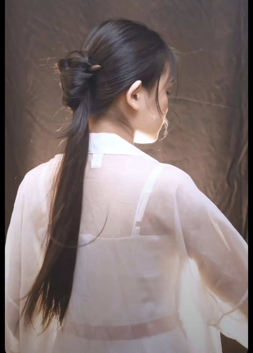 Luhei3's tweet image. I WAS RIGHT so i think its a side braid where its clipped to a bun behind, and the rest is swept to the front!