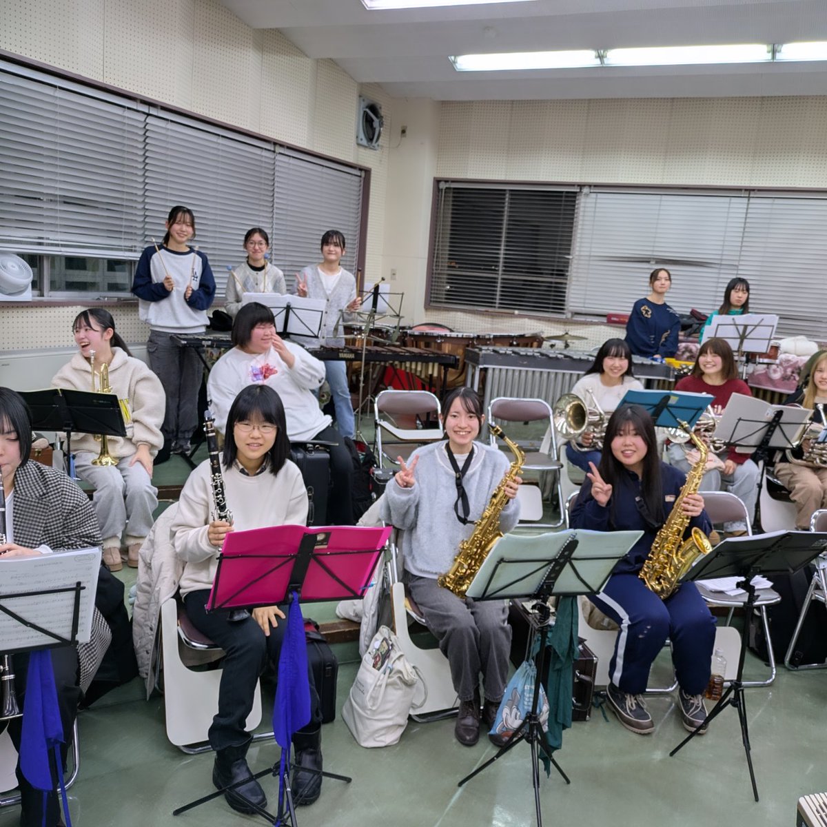 tbu_wind's tweet photo. 第30回定期演奏会まであと４日‼️

こんばんは🌙
本日は、パーカッションパートです！
本番の演奏では、計8名で出演します！
お世話になっている先生方と一緒に演奏するので、少し緊張度が増しますね✨️
たくさんの楽器を使って曲を盛り上げていくので、ぜひご注目ください👀 https://t.co/emiU8nIp9X