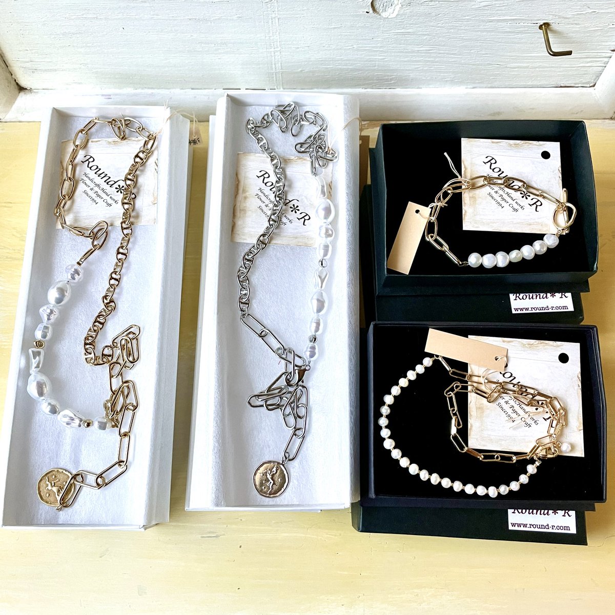 9RoundR's tweet photo. もう今週末😳淡水パールとチェーンのアクセや久々に生花🌹アクセサリーも出展します💍
🎄ラッピングも無料です😉
開催場所:東京ミッドタウン日比谷B1 地下通路
開催日時:2025年12月20日(土)~22日(月)各日13:00~20:00
ぜひ会いに来てくださいませ〜🙇♀️
#roundr #ラウンドアール https://t.co/yNkKhPxAp2