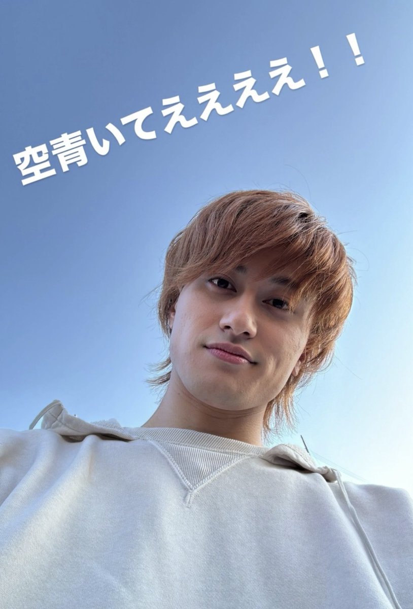 ヤバい😇😇 落ち着いた色のフーディーにゆるめのヘアセットの小島健が