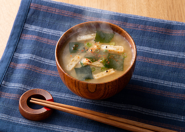 hikarimiso1936's tweet photo. /／
薬味でポカポカ温まろう🍲
今年最後のプレゼントキャンペーン🎁
\＼

生姜と七味がくせになる大人のおみそ汁「薬味を味わうおみそ汁 10食」を抽選で3名様にプレゼントします！🎉

▼応募方法： 
1⃣@hikarimiso1936をフォロー
2⃣この投稿をリポストで応募完了 ！

 ▼〆切：
⌛12/22(月)23:59まで https://t.co/zlBVTkHm4w
