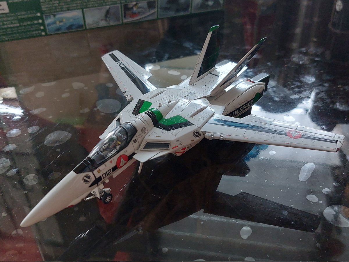 Completed the VF-1A skull squadron ver. Hayao Kakizaki. Missiles