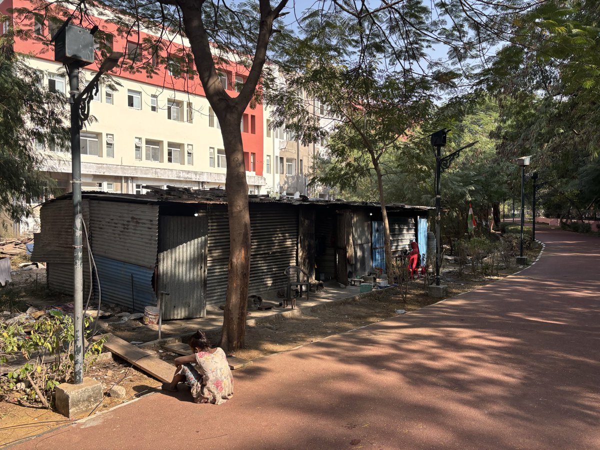 Epicmeme97's tweet photo. This picture is of sms stadium jaipur . The temporary living facility provided to workers is very poor and unsafe. They should be provided good living space.
Also provide anganwadi facility to kids of  workers.
@RajGovOfficial @News18Rajasthan @rpbreakingnews @BJP4Rajasthan https://t.co/FPb3kNyQBr