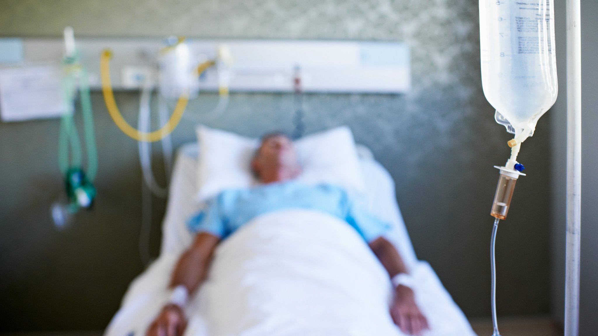 قصة غريبة جدًا: رجل يدخل غيبوبة مهددة للحياة بعد محاولة إزالة شعرة صغيرة من ساقه 