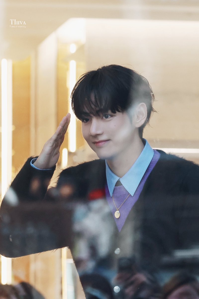 BTS_TIiiva's tweet image. 251217 태형이🐻 셀린느
#태형 #뷔 
#TAEHYUNG #V
#BTS #방탄소년단