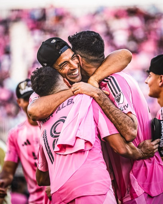 إنتر ميامي في المراحل النهائية لمنح المهاجم الأوروغوياني لويس سواريز عقدًا جديدًا، سيُبقي اللاعب البالغ من العمر 38 عامًا مع النادي حتى موسم الدوري الأمريكي 2026 