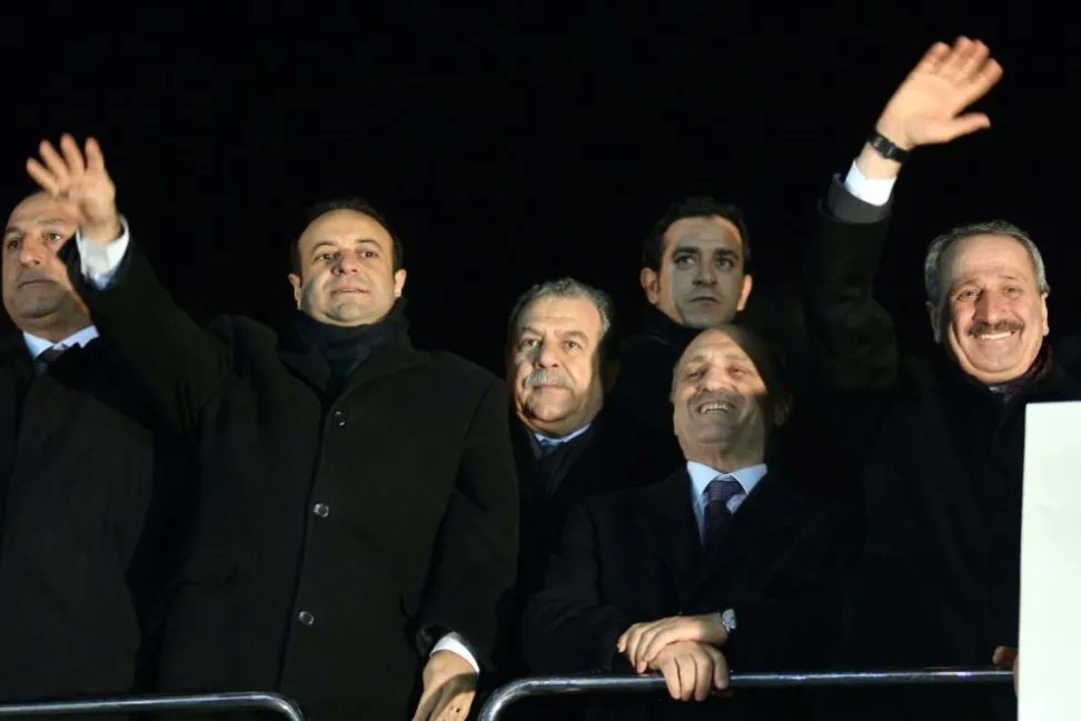 Üzerinden 12 yıl geçti: 17-25 Aralık’ta neler olmuştu?

AKP’nin o güne kadar uzatmalı da olsa hâlâ ortağıydı Cemaat. Bir daha geri dönüşü olmayacak en sert hamleyi 17 Aralık’ta yaptılar. Sonrası? Sonrası bugüne kadar uzanan bir toz duman. Elbirliğiyle ülkenin içine sokulduğu