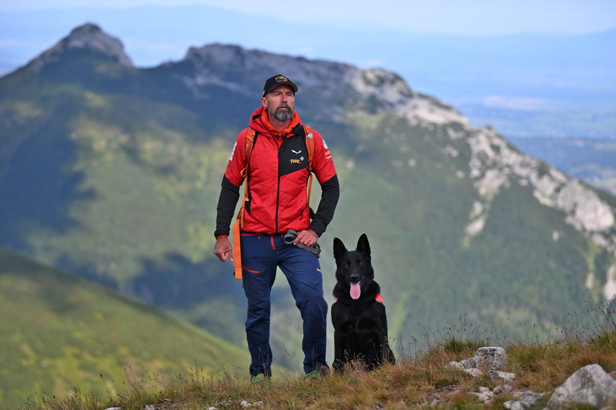 PLinGreece's tweet image. 🐕💪 Στα Όρη Τάτρα, τα σκυλιά διάσωσης εκπαιδεύονται ασταμάτητα για κάθε αποστολή. Από έρευνες σε χιονοστιβάδες και σε δύσβατα εδάφη - είναι πάντα μαζί με την #TOPR 🏔️🚁. Σεβασμός στους τετράποδους ήρωες &amp;amp; τους χειριστές τους ❤️✨
#MountainRescue #Tatry