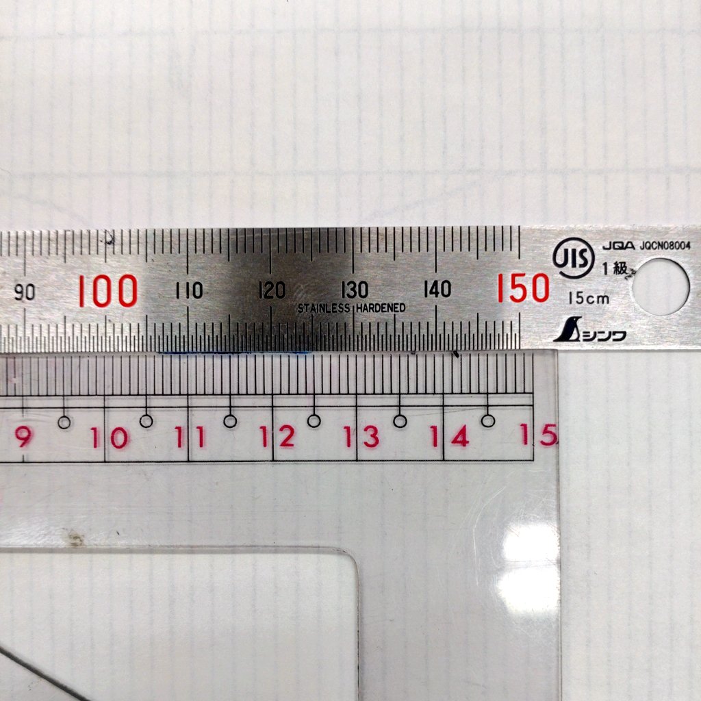 numa_lab's tweet photo. 実験装置の部品を検討中。図を書きながら、「なんか変だな⋯」と思ったらコレ。
一体いつから　この三角定規の寸法は正しいと錯覚していた⋯ https://t.co/d1H7c6Ldyh