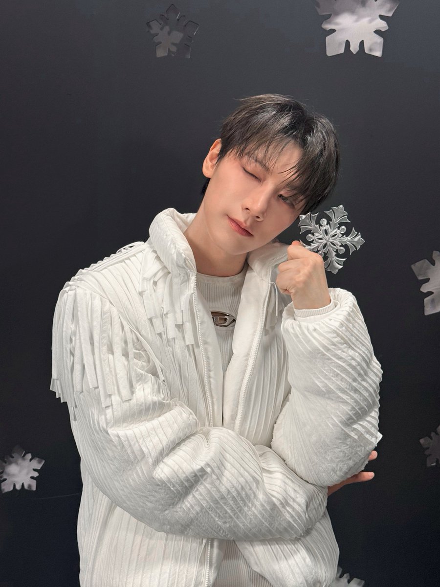 WayV_official's tweet image. ‧ ‧*❆ ₊⋆🐈‍⬛

#TEN
#WayV #威神V #白色定格
#WayV_EternalWhite