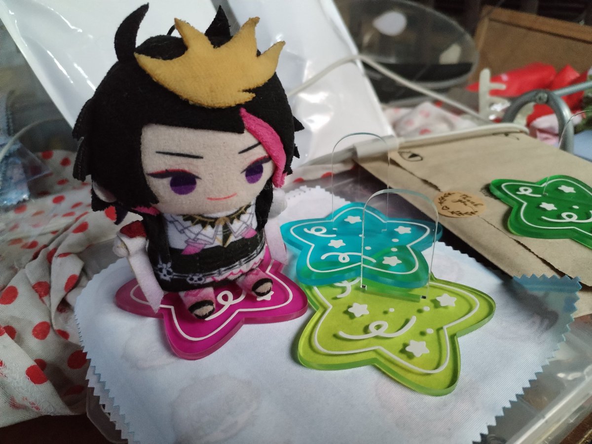 i made a pape standee so shu can sit. i made it star shaped so his little feet fit nicely 
#shu_yamino