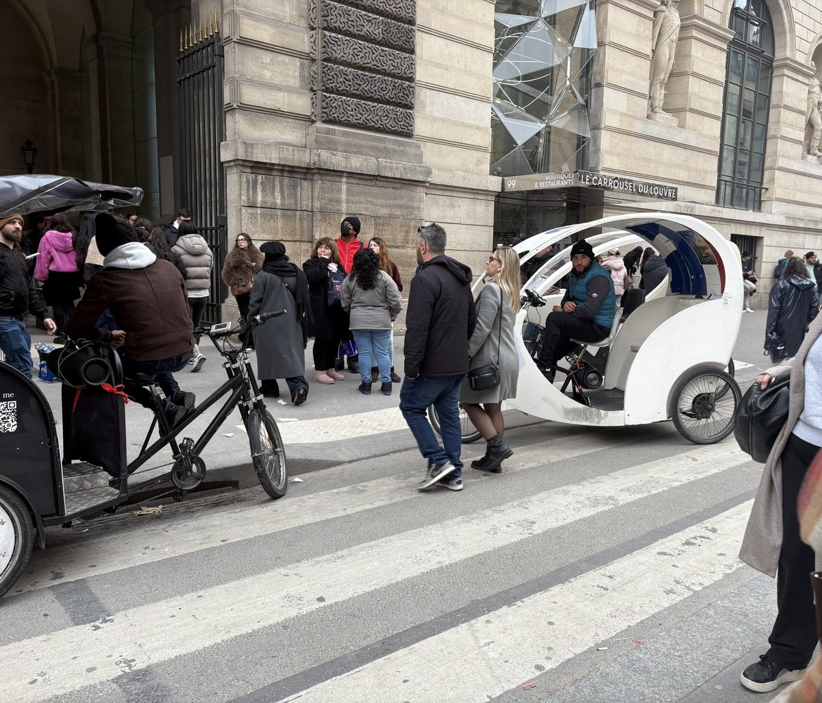 StephaneL_O's tweet image. Stationnement quotidien, notamment sur le passage piéton à proximité des Guichets du Louvre