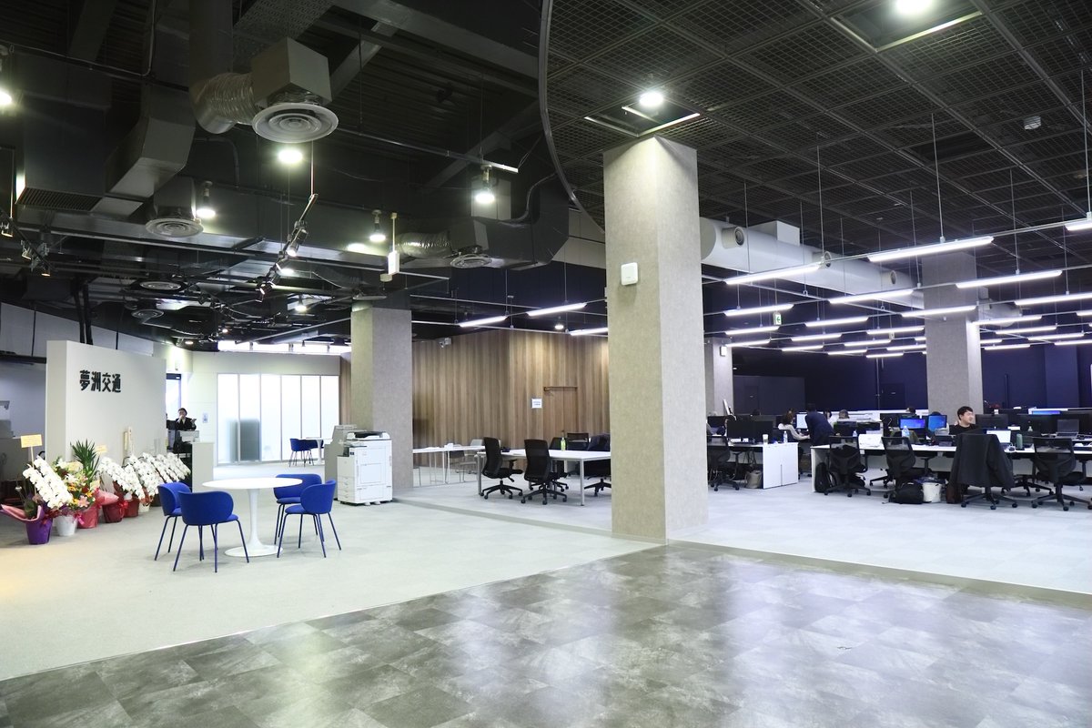 newmohq's tweet photo. 【プレスリリース📣】
newmoは、2025年7月に設立したグループ会社・夢洲交通株式会社において、新設のタクシー営業所「夢洲交通 森ノ宮営業所」（大阪市城東区）を2025年12月17日に正式開業しました。

本営業所は、旧パチンコ店を改装し、タクシー営業所機能と本社機能を併せ持つ「新時代のタクシー営業所」として整備したモデル拠点です。

タクシー事業において不可欠な業務である点呼などの運行管理や、電話でのタクシー配車依頼対応などの現場業務DXから、将来的な自動運転タクシーの社会実装までを一体で見据えた拠点として活用していきます。

詳しくはプレスリリースをご覧ください。
https://t.co/CGkabMi3Ql
