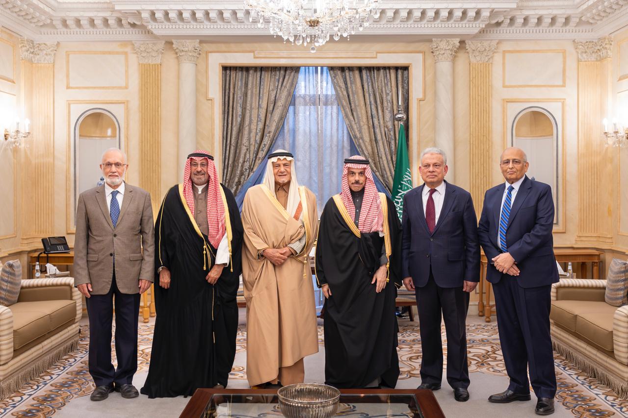 صور .. وزير الخارجية الأمير فيصل بن فرحان يستقبل رئيس مجلس أمناء وأعضاء مركز أكسفورد للدراسات الإسلامية 