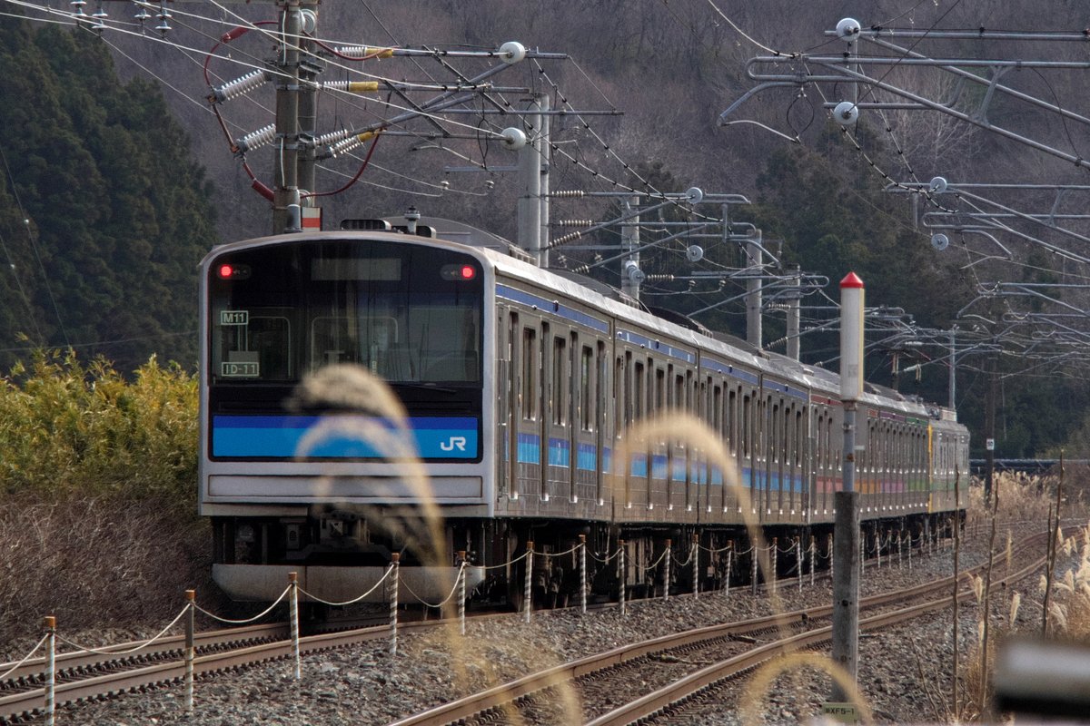 chuo_s_rapid201's tweet photo. #E493系 #205系 #東北本線 センM5+M11、秋田への片道行(廃回)。半日ドックの健診終了後沿線に向かったが、バリウム排出の下剤が効いて何度もコンビニに寄ったので時間ギリギリ。直前到着で同業に迷惑をかけないように誰もいない踏切で。着いたらすぐ来て何とか…(2025-12-17) https://t.co/q45jip1845