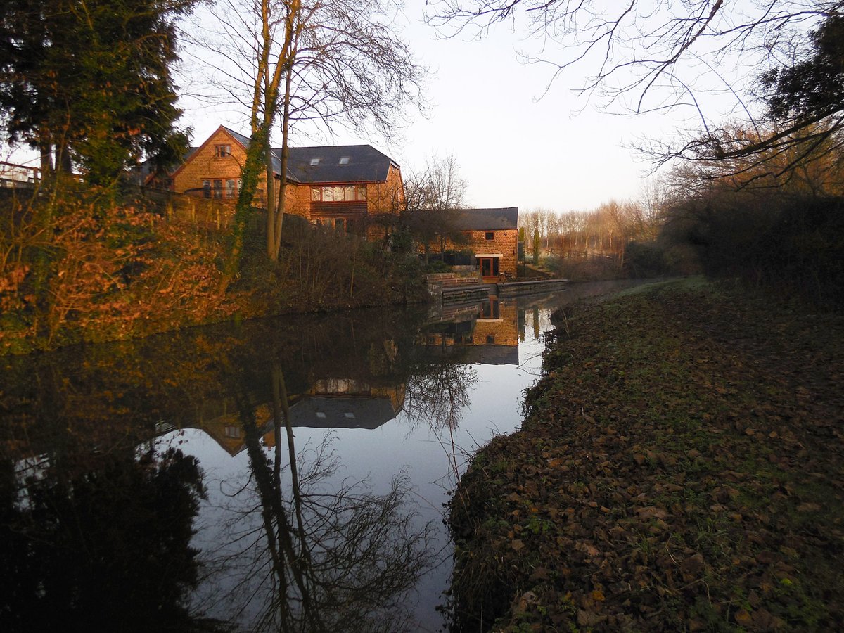 retired_tom's tweet photo. My photos from #December 2014
#CanalRiverTrust #OxfordCanal #NellBridge #Bridge #LiftBridge #Narrowboat #Reflections #M40 #GoldenHour
#Canals & #Waterways can provide #Peace & #calm for your own #Wellbeing #Lifesbetterbywater #KeepCanalsAlive https://t.co/PbsRFNrPdL