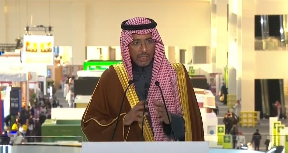 وزير الصناعة السعودي بندر الخريف خلال المؤتمر الصحفي الحكومي: - إلغاء المقابل المالي لن يكون أبدا وسيلة لزيادة العمالة التي لا تحتاجها المصانع - هناك أدوات لضمان رفع نسب التوطين في القطاع وأراهن على التقنية - وفرنا 360 ألف وظيفة في القطاع الصناعي لتصل الوظائف إلى 840 ألف فرصة - ارتفاع نسبة التوطين في القطاع الصناعي من 29% في 2019 إلى 31%. mr_a_alrougui 