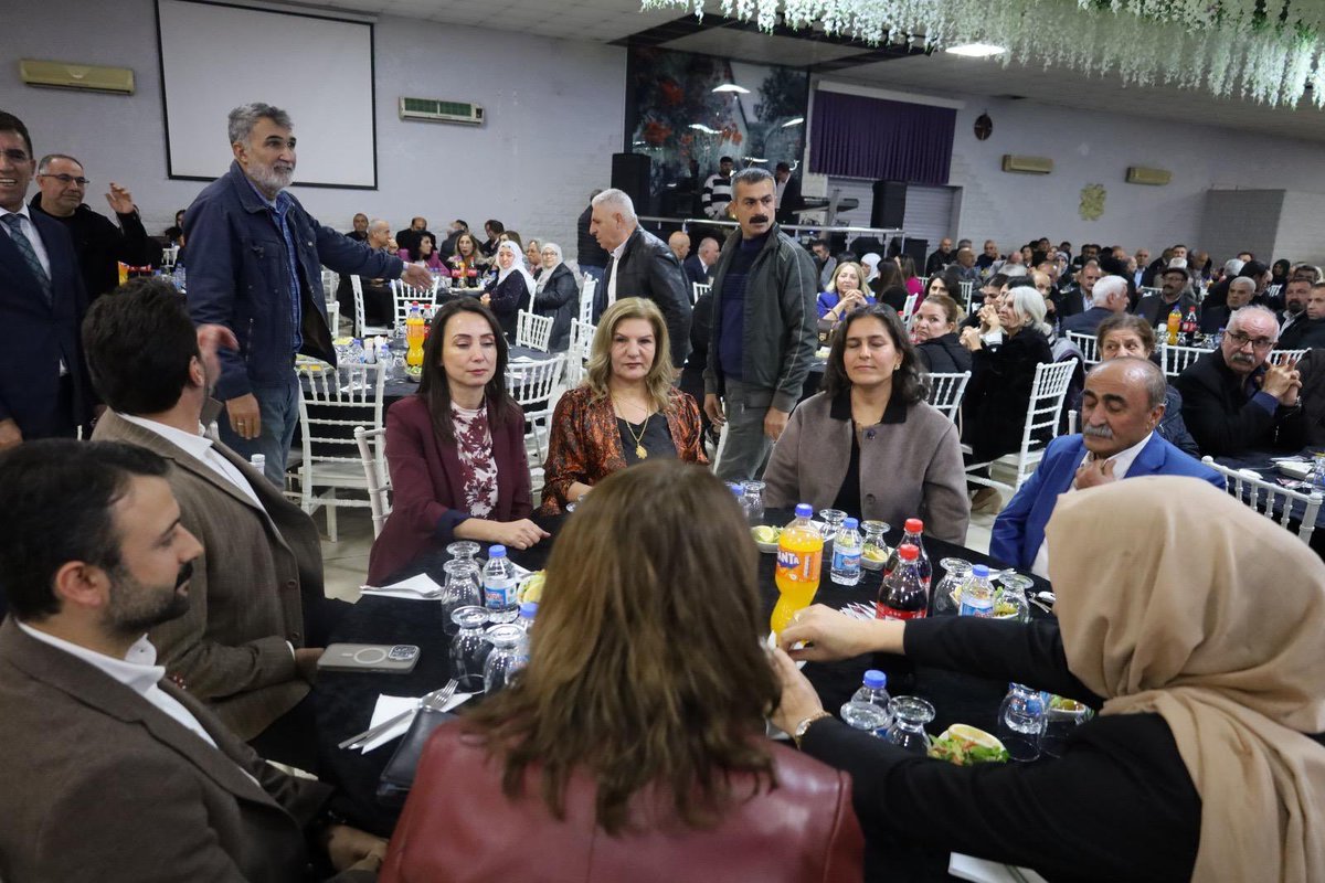 Halkların kardeşliğini sözde değil, mücadelede kuruyoruz.
Mersin’deki dayanışma yemeğinde demokratik toplum özlemimizi bir kez daha güçlü şekilde ifade ettik.