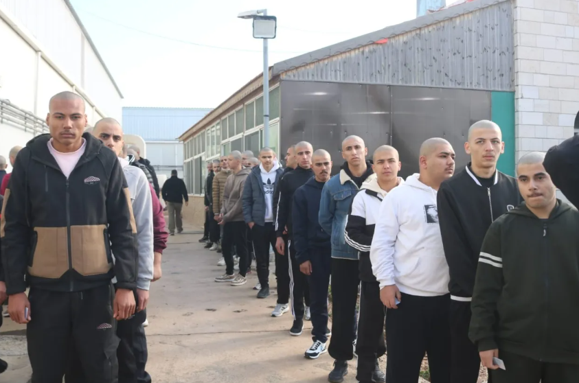 الجيش يبدأ بإجراء الفحوصات الطبية للمكلفين بخدمة العلم 