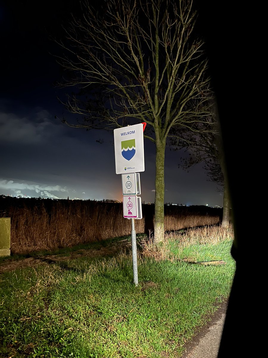 Ik dacht dat het wel minder kon met verkeersborden <a href="/Midden_Delfland/">Gemeente Midden-Delfland</a>. Ik zag er zomaar tientallen bijkomen. Zomaar een observatie