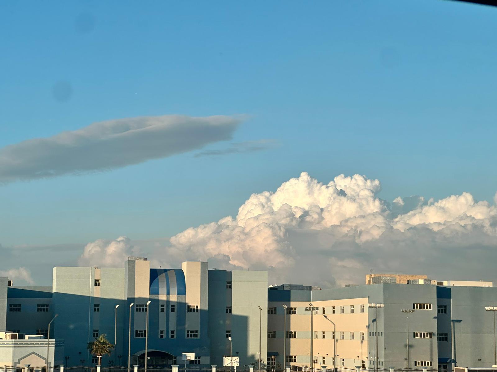 صور. سحب ركامية «Cumulonimbus» ضخمة ومرتفعة بشكل لافت في سماء #الكويت 