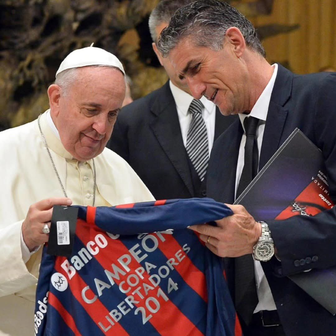 🗓️ El 17 de Diciembre de 1936 nacía Jorge Bergoglio, quién el 13 de Marzo de 2013 fue proclamado Papa, bajo el nombre de FRANCISCO.

💙❤️ Confeso y fanático hincha de SAN LORENZO, llevó al club a cada rincón del mundo.

Siempre en nuestros corazones ♾️