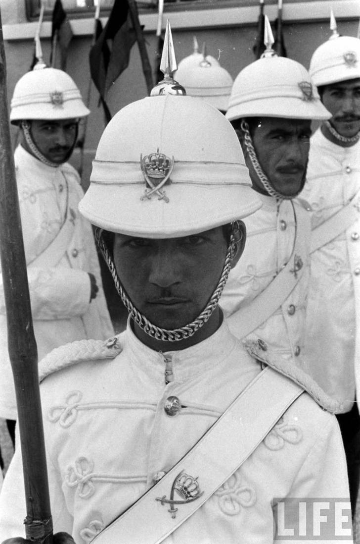 Yad_Fazel's tweet photo. @ScharoMaroof Closest I could find were these "Iraqi Royal Guard" uniforms, but its odd to see tassels (Epaulette) on the feathered helmet guard. https://t.co/s0CoMXHMOd