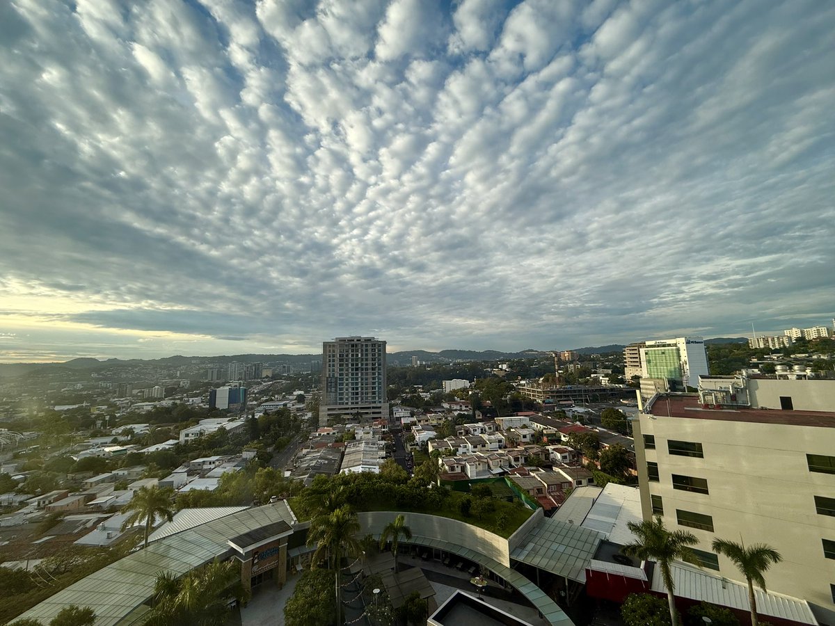 Cielo “petateado” #SanSalvador ☁️