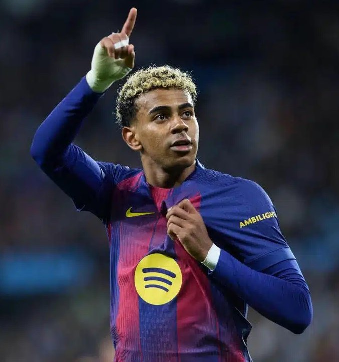 adejmxd's tweet photo. Can we finally stop the stupid Olise vs Yamal debates? Yamal is more of a "make an impact" player. He is expected to dribble much, score. Olise is supposed to be a playmaker and feed others with passes while Yamal is the one being fed. They are both brilliant. Just different. https://t.co/mRCKUKGhKR