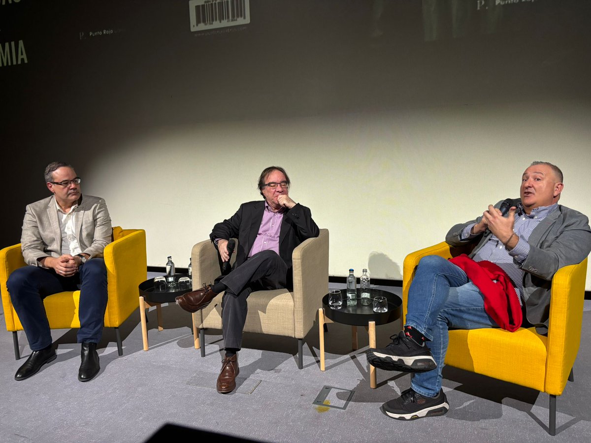Emocionado y agradecido, por estar rodeado de amigos,en la presentación ayer de mi novela Crónicas de la pandemia. Y además se agotaron los libros que se llevaron.Hoy día 17 de diciembre a las 18,30 en la Real Sociedad Económica de Amigos del País Calle San Agustín 23. La Laguna