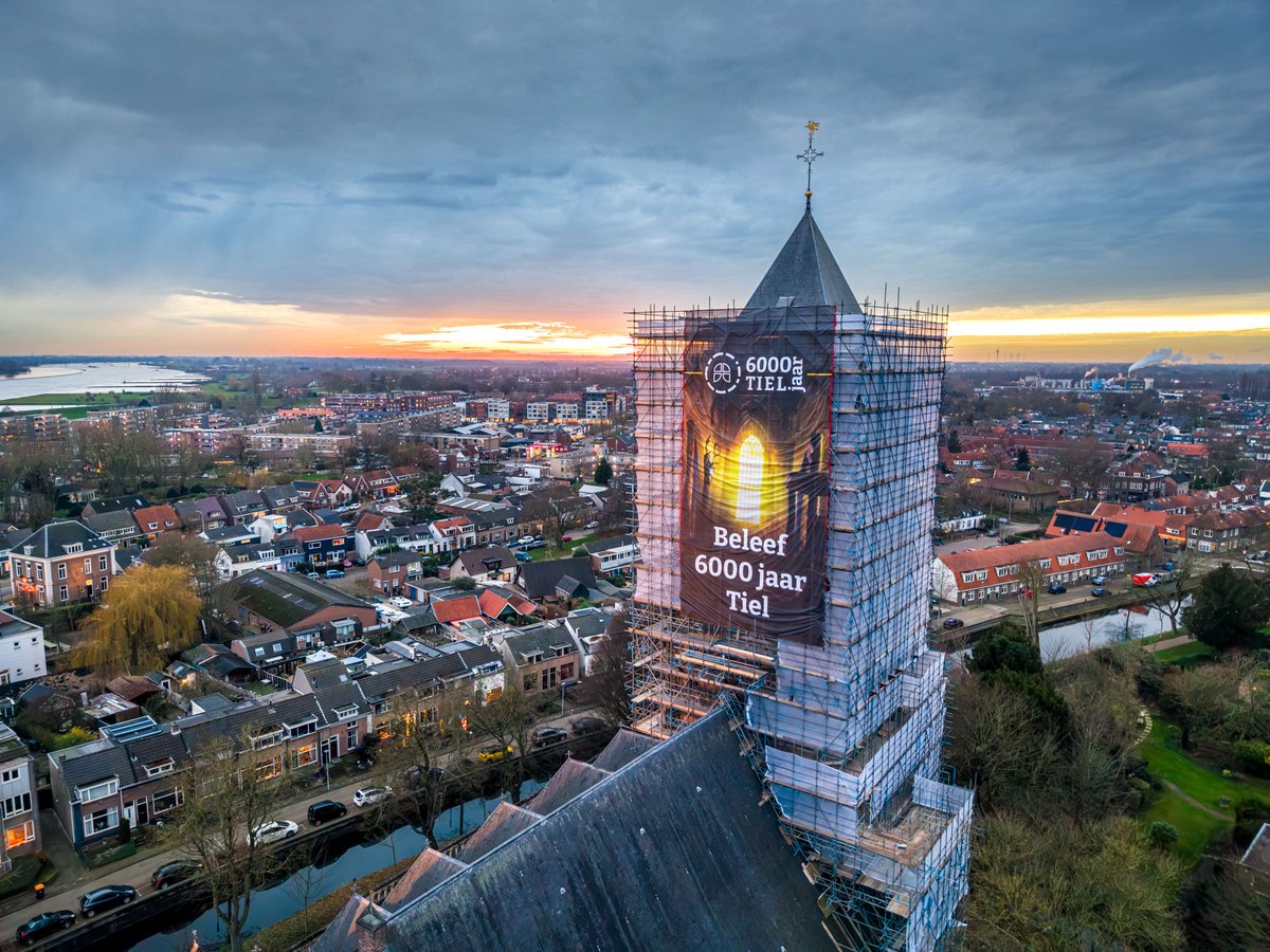 Beleef Tiel! 
#6000jaarTiel viering 🎉 
20 meter hoog doek onthuld met de aankondiging van de 6000 jaar Tiel Experience, een adembenemende show van licht, geluid en projectie. In de show komt de geschiedenis van Tiel tot leven, te zien van 27 feb t/m 28 maart 2026.