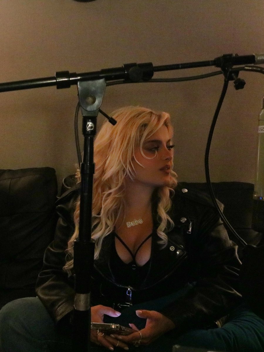 RexhaBrasil's tweet image. MUDANÇAS NO TIME! Bebe Rexha assinou contrato com a Timeline Management. A artista agora conta com uma nova equipe de empresários para liderar sua estratégia global e futuros lançamentos. #BR4 👀