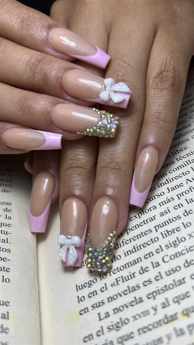 Si buscas hacerte la manicure por navidad a un precio módico, escríbeme al 984878900.
Me encuentro en Surquillo, realizo base rubber desde S/55.00 y aplico uñas acrílicas desde S/60.00 cualquier diseño.
Agradezco me apoyes con un ❤️ y/o RT para las terapias de mi pequeño 🧩