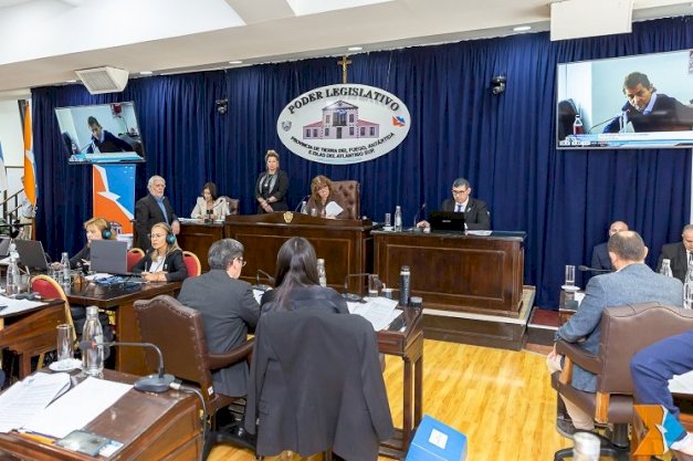 La Legislatura de Tierra del Fuego aprobó exención de pago de servicios de agua, cloacas y energía eléctrica para la UNTDF y el CADIC-CONICET 

untdf.edu.ar/noticias/4033