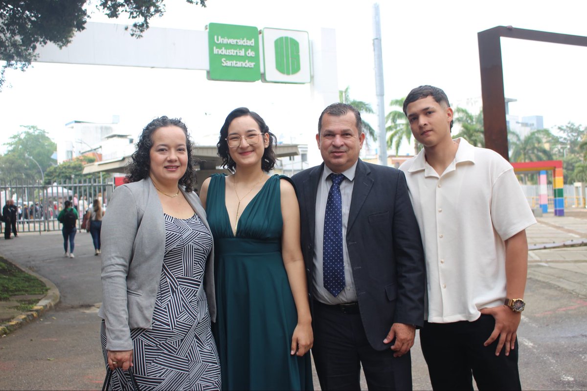 UIS's tweet photo. La alegría se desborda, el orgullo se siente y el acompañamiento se convierte en abrazo 💚✨.
Familias que han estado en cada paso, hoy celebran junto a nuestros graduandos la antesala de la primera ceremonia de #GradosUIS 🎓👨👩👧👦.
¡Este logro también late en sus corazones! 💚 https://t.co/bG8CHIviyk