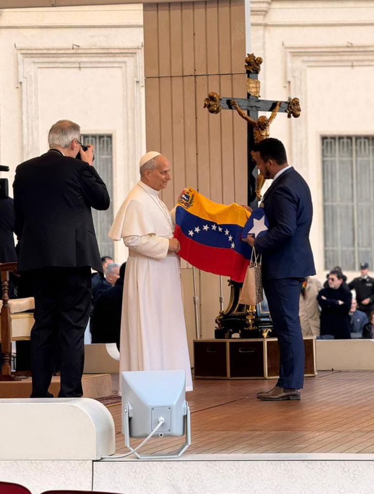 Bejumero's tweet photo. Hoy Bejuma y Venezuela llegaron al corazón de la fe. 🇻🇪🙏
Jesús Cordero, con perseverancia y amor por sus raíces, vivió un encuentro histórico con el Papa León XIV, entregando la bandera de Bejuma, la de Venezuela y la Virgen del Socorro.

Día histórico para Bejuma y Venezuela https://t.co/pwpPAqyX0j