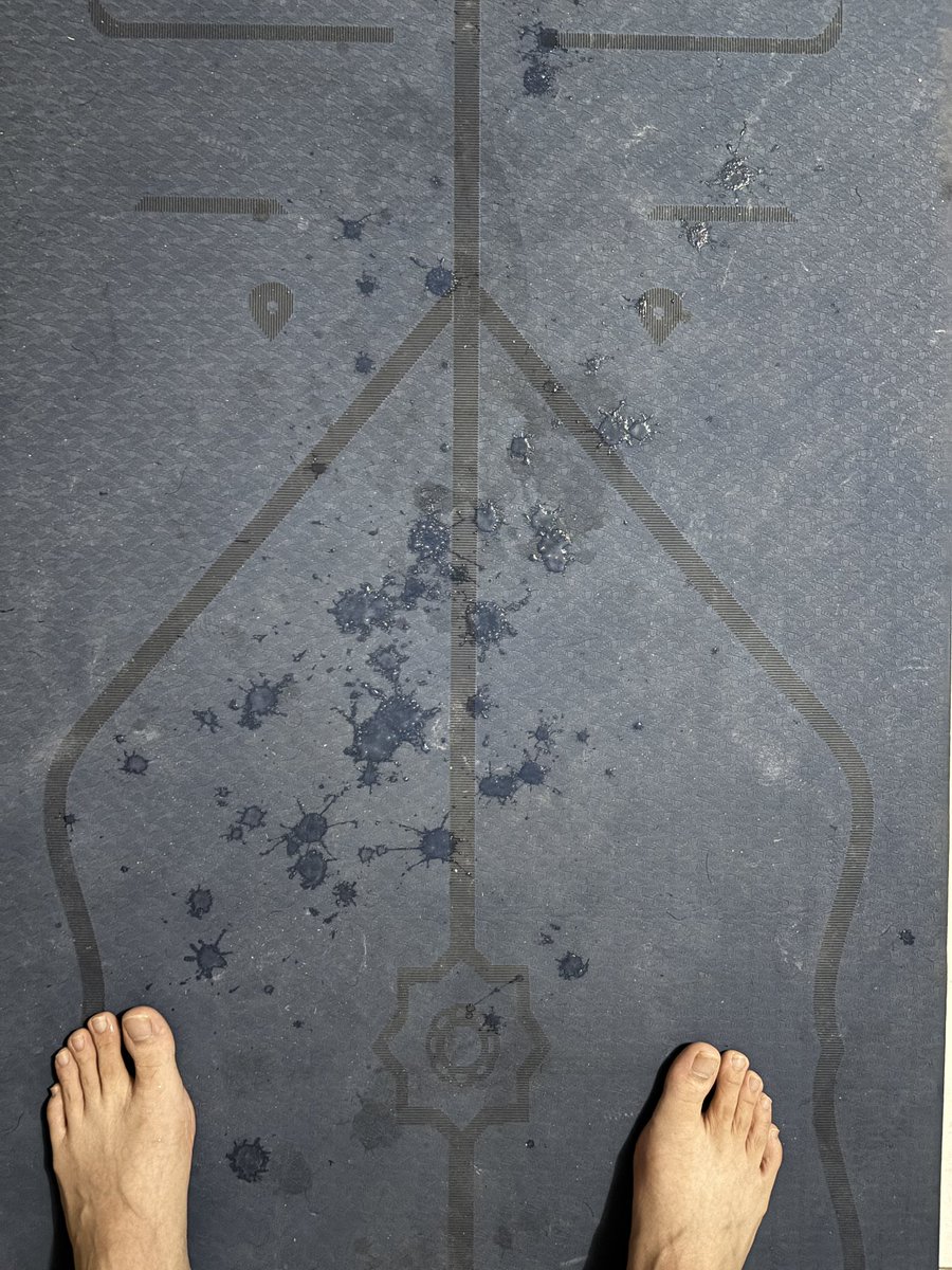 瑜伽垫承受了太多，对不起🧎已经拿去洗了