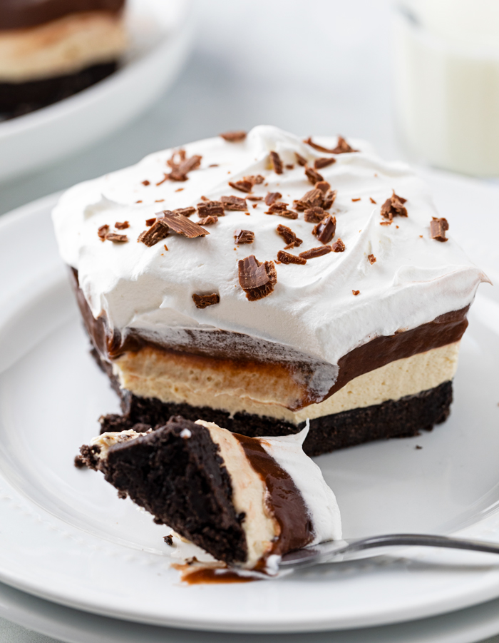 This Creamy No Bake Peanut Butter Pie is so easy to make! It’s got layers of chocolate pudding and a cream cheese peanut butter combo on a buttery Oreo crust. ▶️ thecozycook.com/no-bake-peanut…