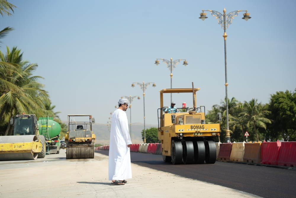 بلديةُ ظفار تبدأ تنفيذ مشروعات صيانة وتأهيل الطّرق الدّاخلية في ولايات المحافظة، بتكلفة تتجاوز 1.8 مليون ريال عُماني، ضمن جهود تطوير شبكة الطرق وتعزيز كفاءة البنية الأساسية. #العُمانية 
