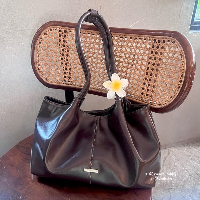 rosebumbby's tweet photo. durable bag, fits a lot, but your budget is under 200k. WORTH IT! 👀 https://t.co/yrDpkrN9ZV