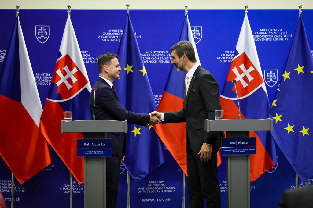 SlovakiaMFA's tweet image. 🇨🇿🤝🏻🇸🇰 Minister J. Blanár rokoval s novým podpredsedom vlády a ministrom zahraničných vecí ČR @petr_macinka. Spoločne vyjadrili záujem a pripravenosť oboch štátov prehlbovať, rozširovať a zdynamizovať nadštandardné 🇸🇰🇨🇿 vzťahy a praktickú spoluprácu.