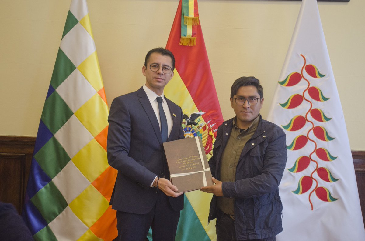 FreddyVidovic's tweet photo. El Instituto de Investigación Fausto Reynaga de la Carrera de Historia de la UPEA, el Observatorio Plurinacional de la Calidad Educativa, las Bibliotecas Municipales del municipio paceño y la Biblioteca y Archivo de La Paz, fueron beneficiadas con la entrega de publicaciones https://t.co/FtWyOPhseY