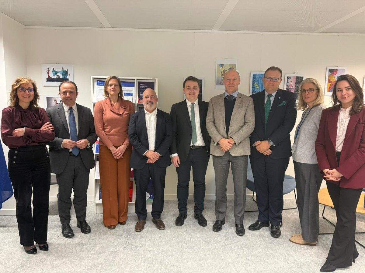 ITUEurope's tweet photo. 📣This week, the @UNinBrussels Digital Task Force, led by @ITUEurope &amp; @UNESCOEU, was pleased to welcome to its hybrid mtg
=>@EUScienceInnov to discuss European AI in Science Strategy
=>@EU_Partnerships highlighting priorities for international cooperation &amp; digital diplomacy🤝 https://t.co/u3ItlWLRwJ