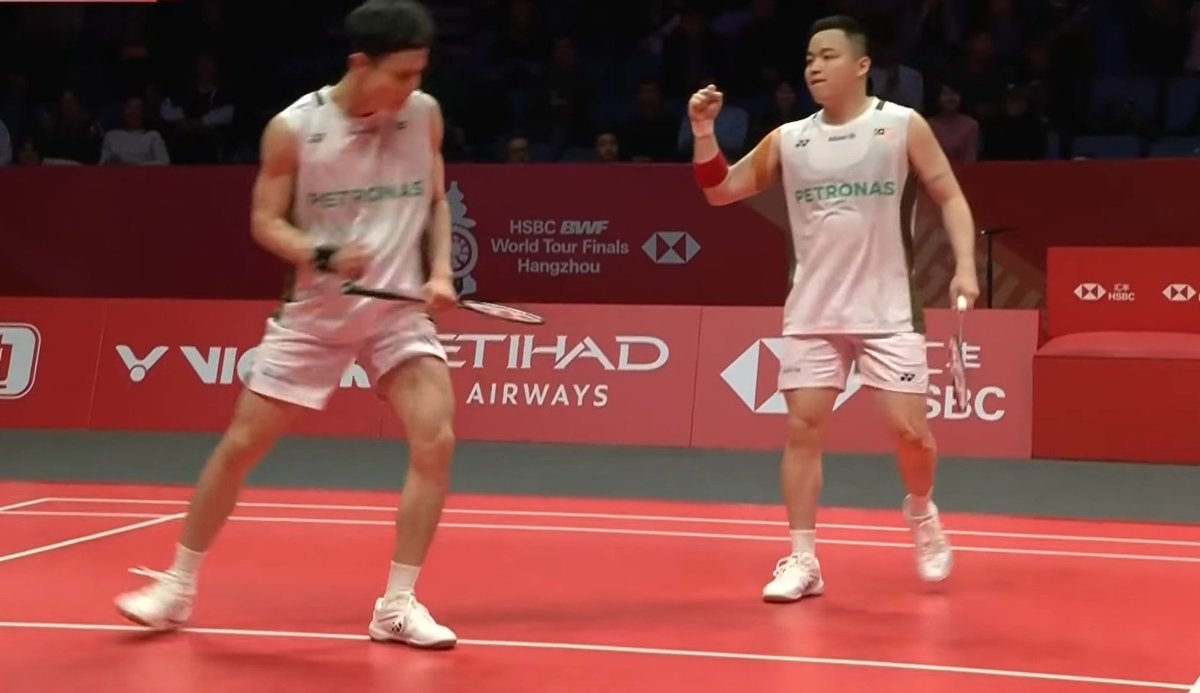 • Group B •
Chiasoh (R1 ✅ R2. R3.)

Aaron Chia/Soh Wooi Yik 🇲🇾 won against Fajar Alfian/Muhammad Shohibul Fikri 🇮🇩 

22-24
21-18
21-19

This is indeed the BWF World Tour Finals because this match feels likes FINAL itself 🤯

and yesss, PECAH TELUR 🔥 EPIC MATCHHHHHH