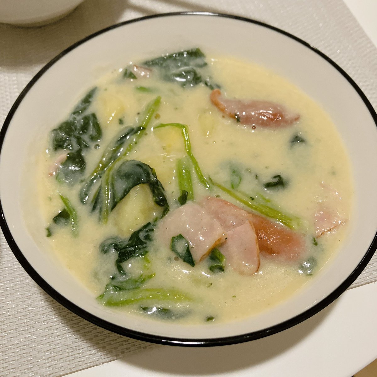 初めてクリームシチューを市販ルーなしで。こんなこともやるようになったのか…私よ…
暮らすことを、大切に思えてきたのは歳のせいなのか？暇さえあればお家で料理を作っていたい…